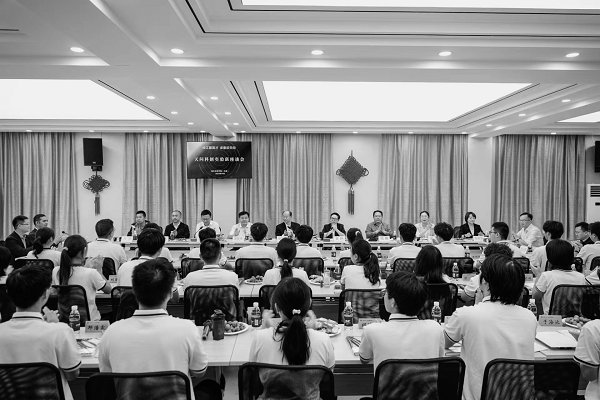 学校召开首期天问科创实验班师生座谈会国家电力投资集团到我校开展座谈交流扬州市人力资...