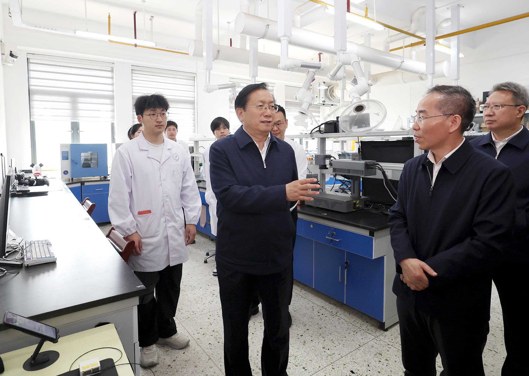 省委书记王忠林到武汉纺织大学调研时强调坚持为党育人为国育才在推动“双一流”建设上再...