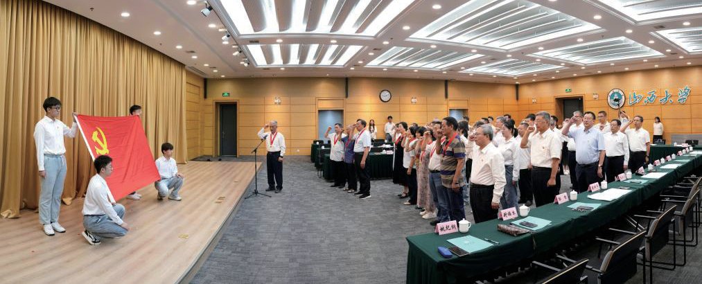我校举行庆祝中国共产党成立104周年座谈会暨“光荣在党50年”纪念章颁发仪式