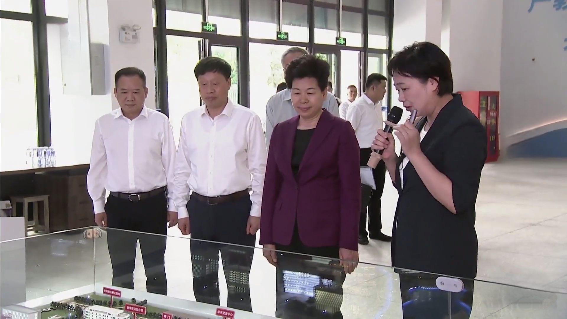 全国政协副主席秦博勇出席第八届中华职业教育创新创业大赛并调研长江职业学院