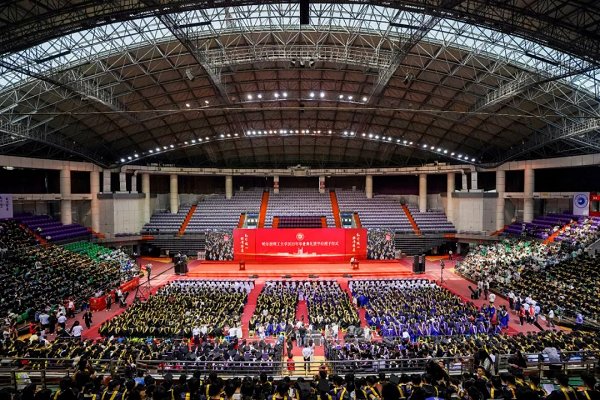 学校举行2025年毕业典礼暨学位授予仪式