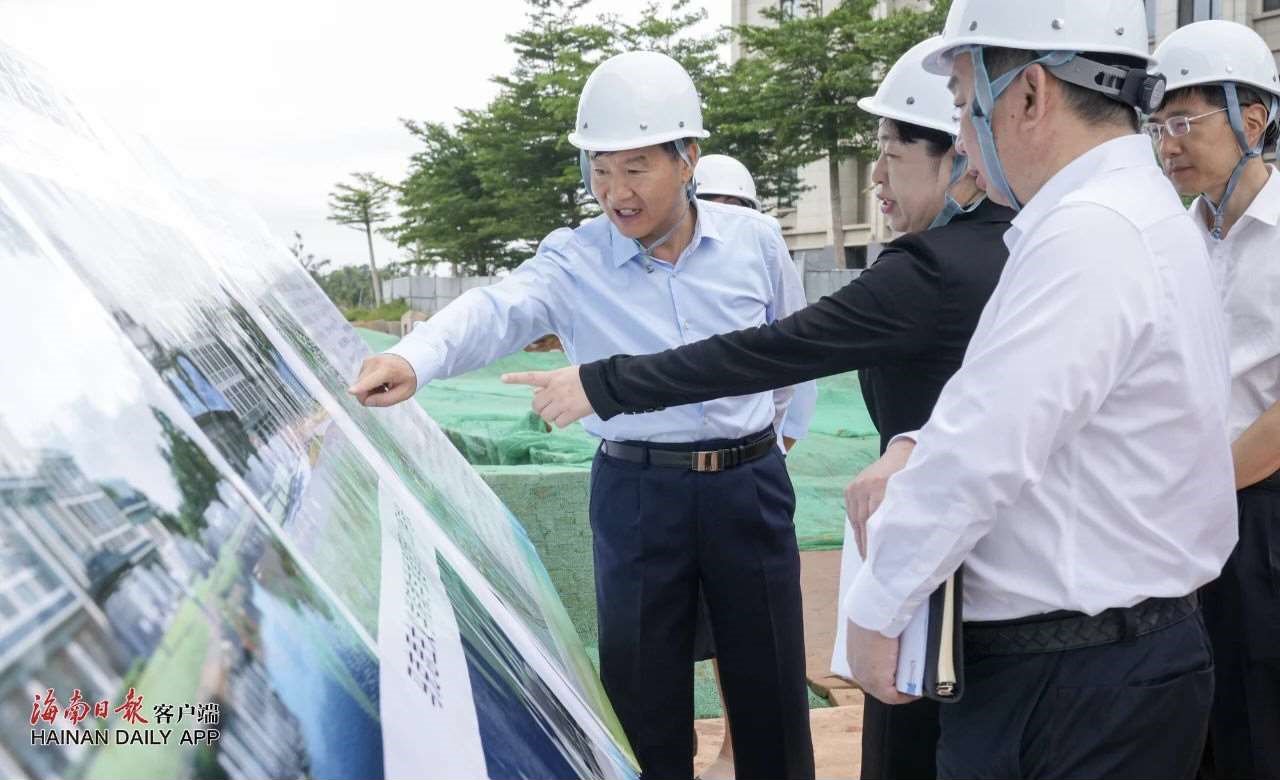 劉小明調研海南師范大學桂林洋校區(qū)建設和全省中小學教師隊伍培養(yǎng)建設工作