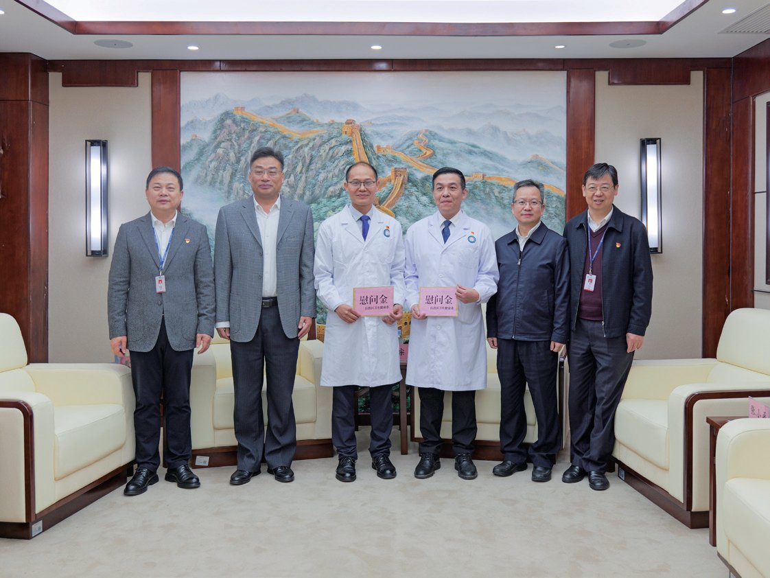 自治區(qū)衛(wèi)生健康委黨組書記、主任杜振宗一行到我院慰問優(yōu)秀黨務工作者代表和優(yōu)秀黨員代表
