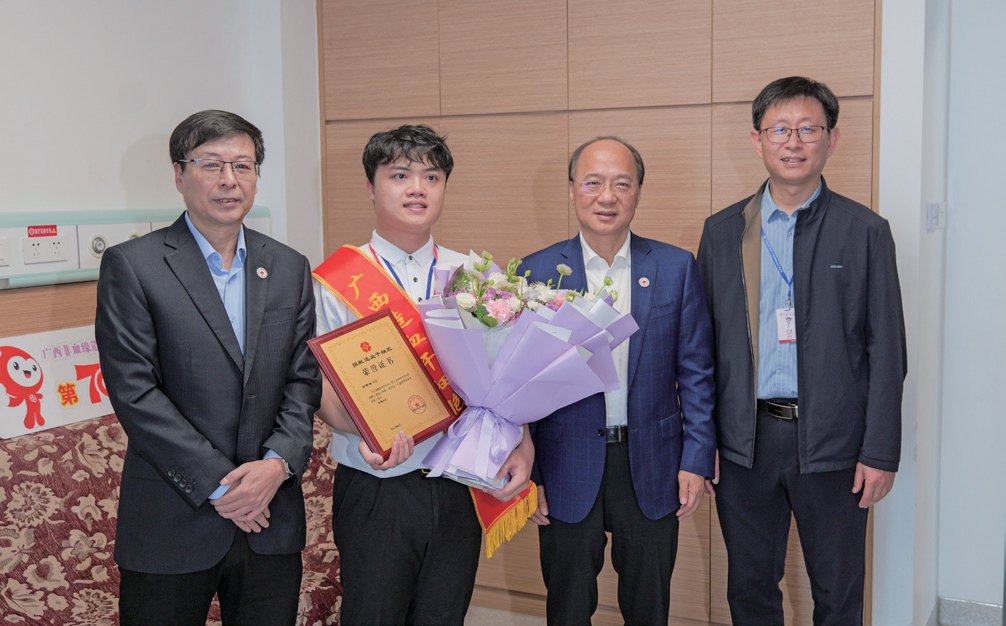 自治區(qū)副主席廖品琥到我院慰問造血干細胞捐獻者