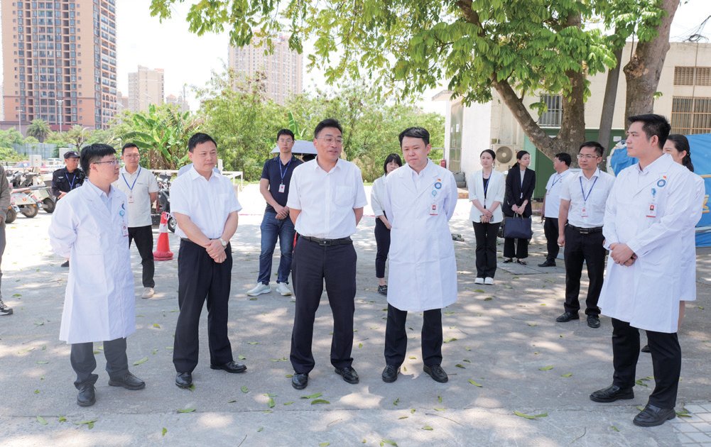 自治區衛生健康委黨組書記、主任杜振宗到我院北院院區慰問優秀護士代表并調研指導工作