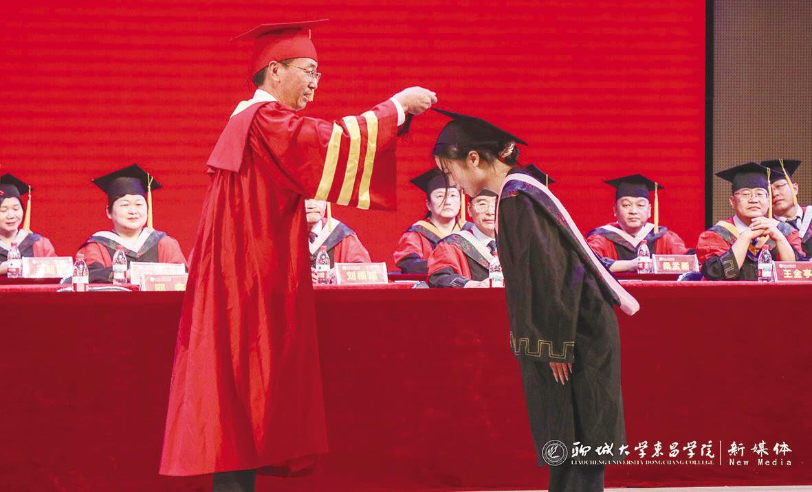 聊城大學東昌學院2025年畢業(yè)典禮暨學士學位授予儀式舉行