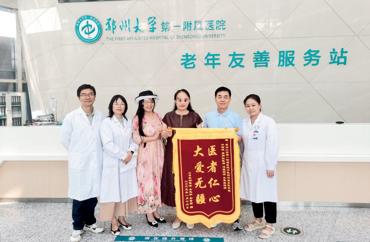 我院藥師團(tuán)隊(duì)列車上緊急救治高原反應(yīng)患者