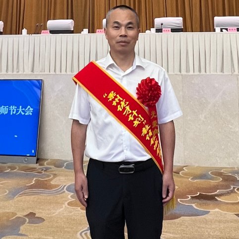 杏壇耕耘三十載師者匠心鑄榮光