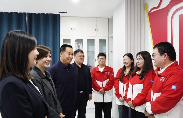 武瑞帶隊(duì)赴甘肅、新疆等地走訪慰問(wèn)我校研究生支教團(tuán)成員和西部計(jì)劃志愿者