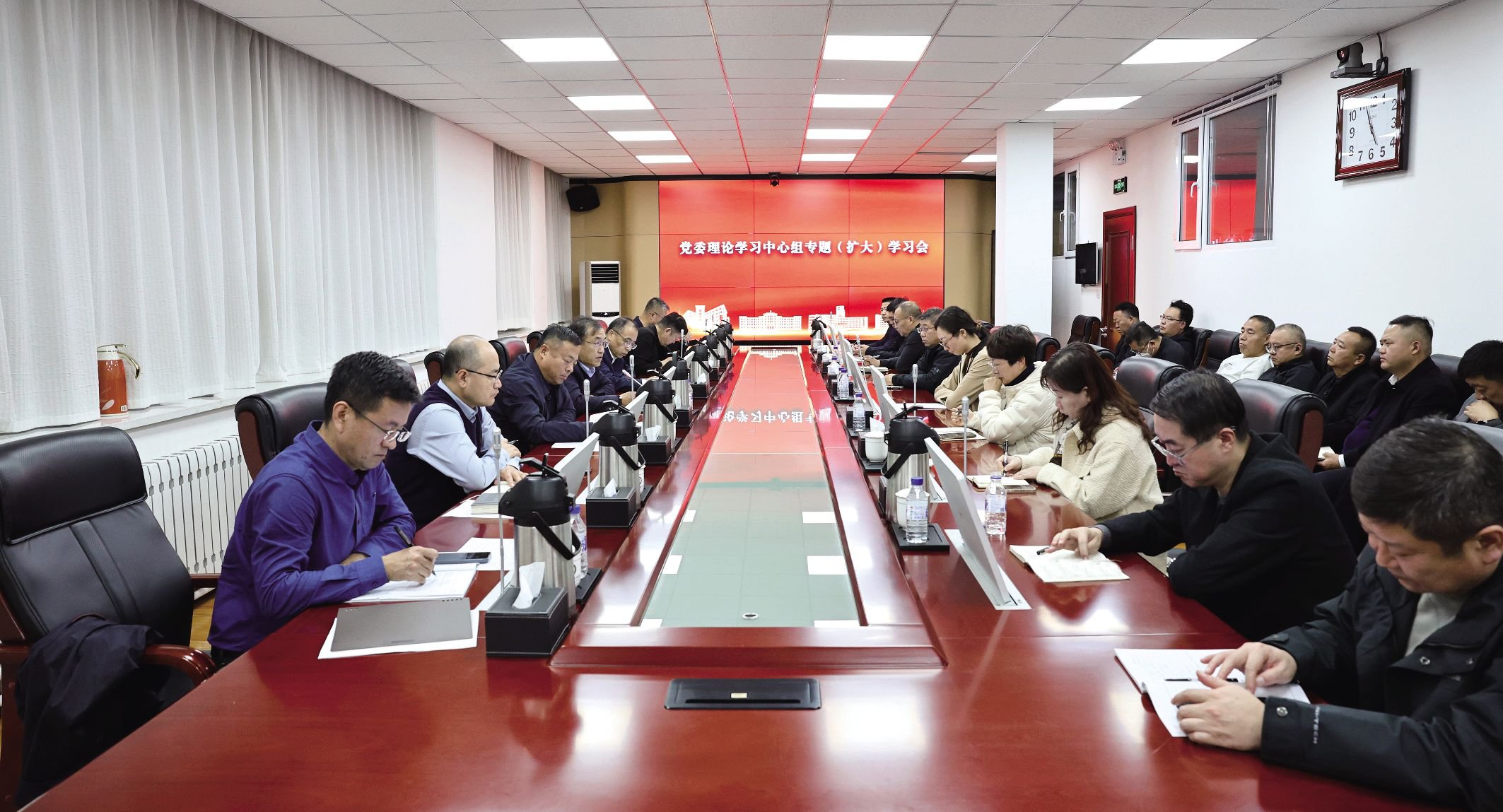 學(xué)校黨委理論學(xué)習(xí)中心組擴大學(xué)習(xí)會召開