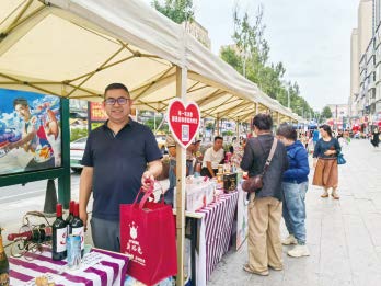 同德社區(qū)開展“‘益’起趕集·暖聚鄰里”活動(dòng)