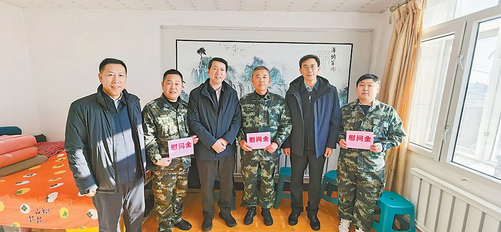 學(xué)校黨委書(shū)記趙廣帶隊(duì)赴依安縣調(diào)研指導(dǎo)鄉(xiāng)村振興工作并看望慰問(wèn)我校駐村及掛職干部