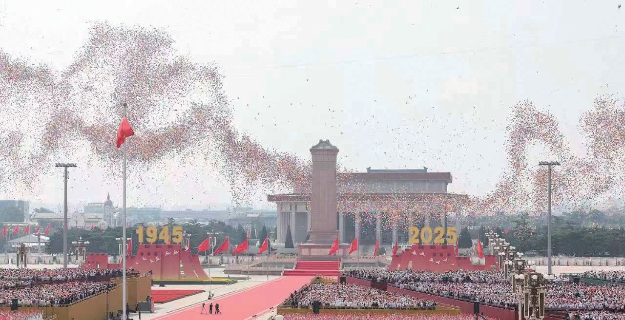 北京青年政治學院近百名師生參加中國人民抗日戰(zhàn)爭暨世界反法西斯戰(zhàn)爭勝利80周年紀念大...