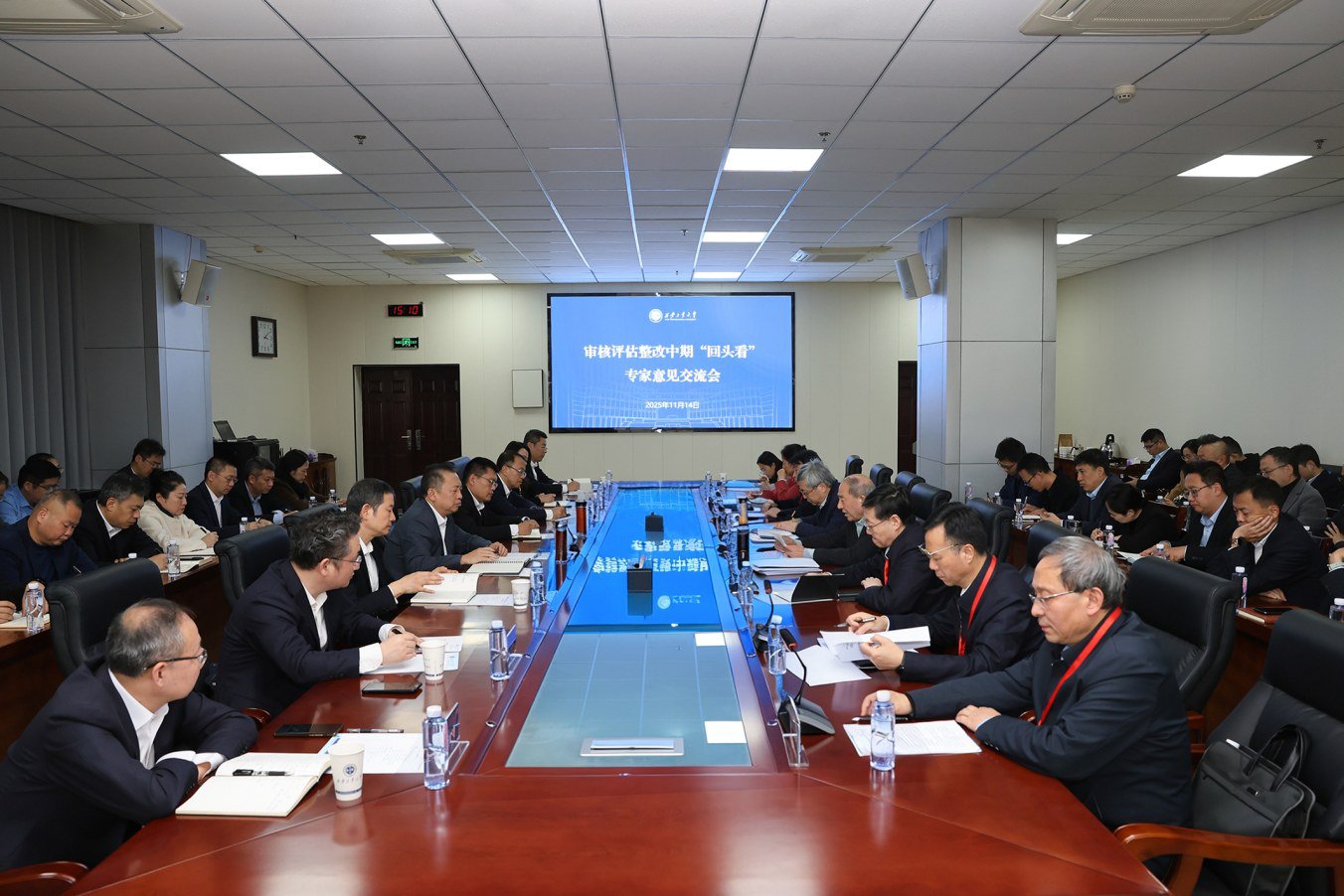 我校接受審核評(píng)估整改中期“回頭看”專(zhuān)家進(jìn)?？疾? title=
