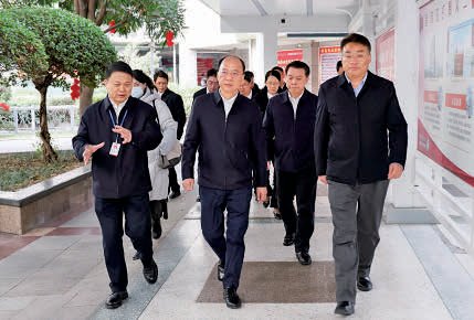 自治區(qū)副主席廖品琥到我院慰問一線醫(yī)護(hù)人員并檢查安全生產(chǎn)工作