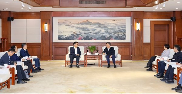 校黨委書記甄良拜會(huì)南京市代市長李忠軍