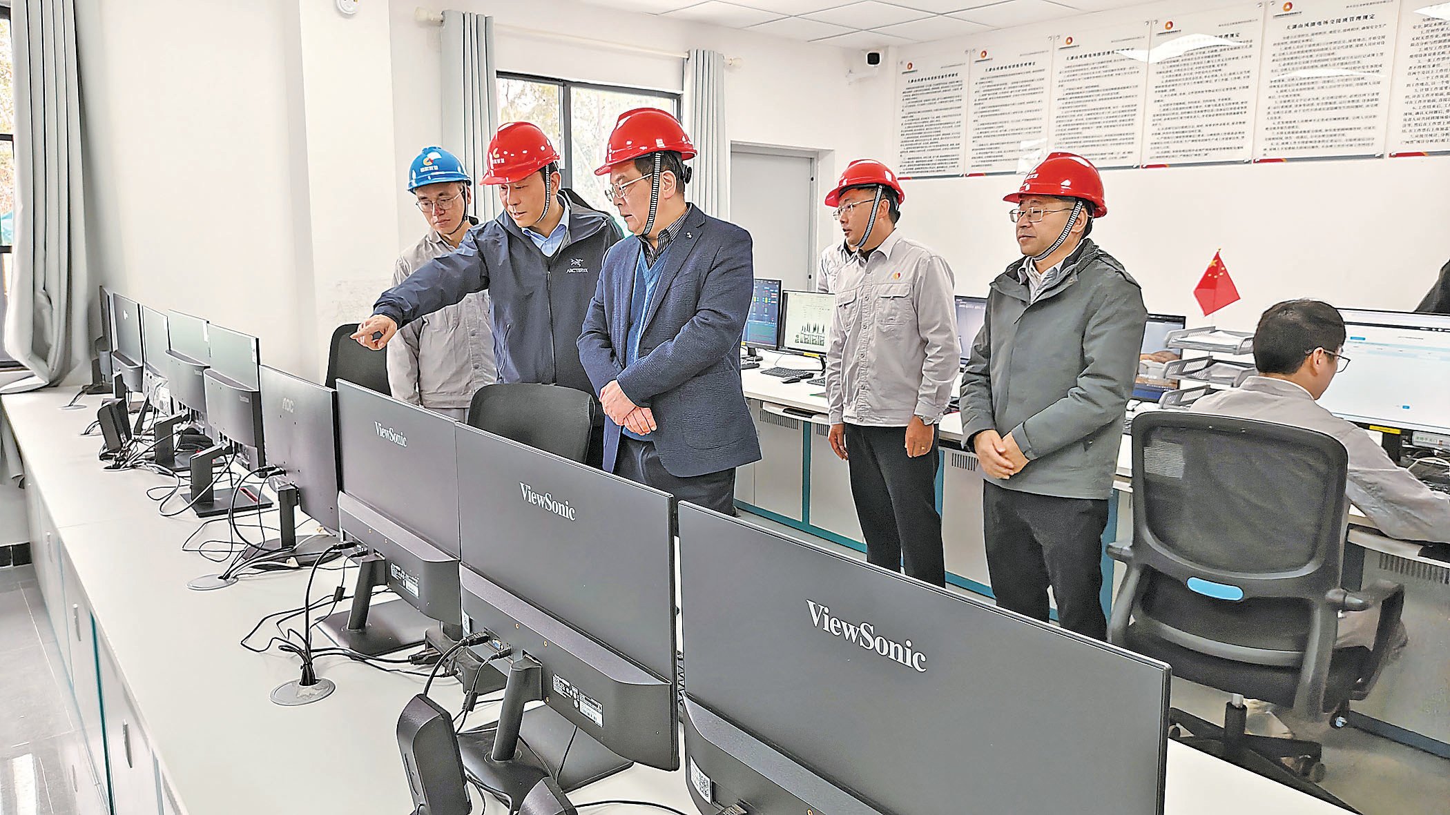 曾昭和一行到修水大湖山風儲電場調研