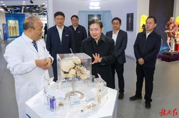 省委常委、赣州市委书记黄喜忠到校调研