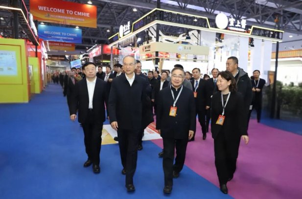 省委書記黃強(qiáng)視察我校健博會(huì)展區(qū)勉勵(lì)學(xué)校在中醫(yī)藥傳承創(chuàng)新中展現(xiàn)更大作為