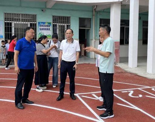 霞山区教育局局长到我校检查开学工作