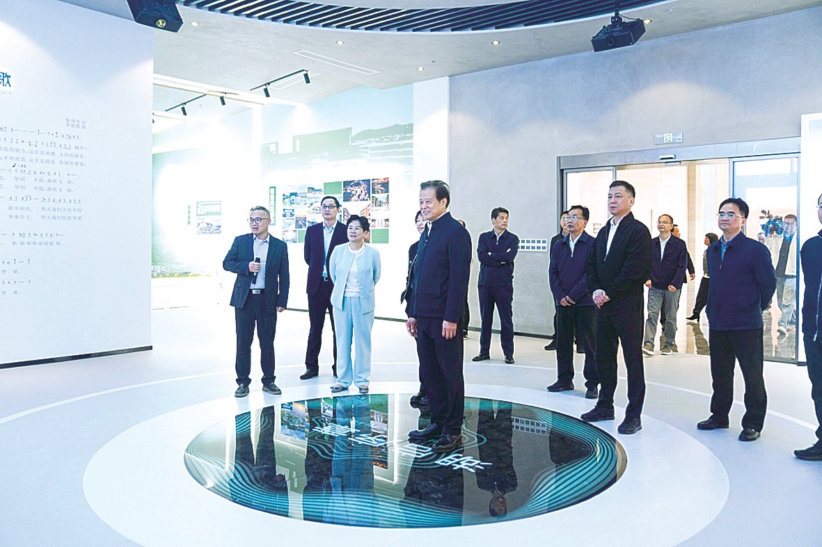 市人大常委会主任会议成员集体调研视察学校孙贤龙带队