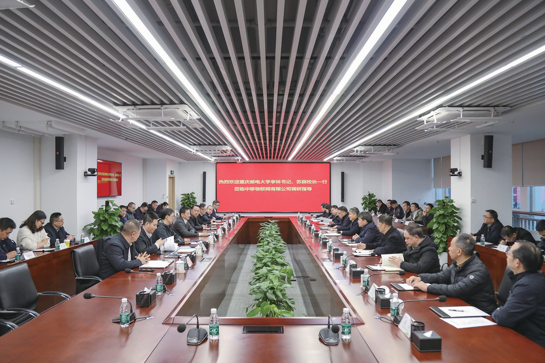 校党委理论学习中心组（扩大）赴我市高新企业园区考察调研