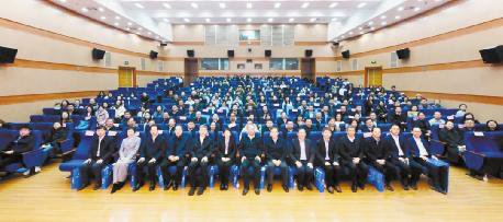 校领导受邀参加全国地方师范院校卓越教师培养改革研讨会并作代表发言