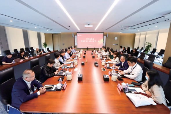 深科技党委召开理论学习中心组（扩大）会议