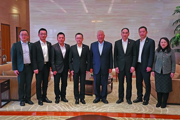 全国政协副主席何厚铧接见校党委书记徐西鹏一行