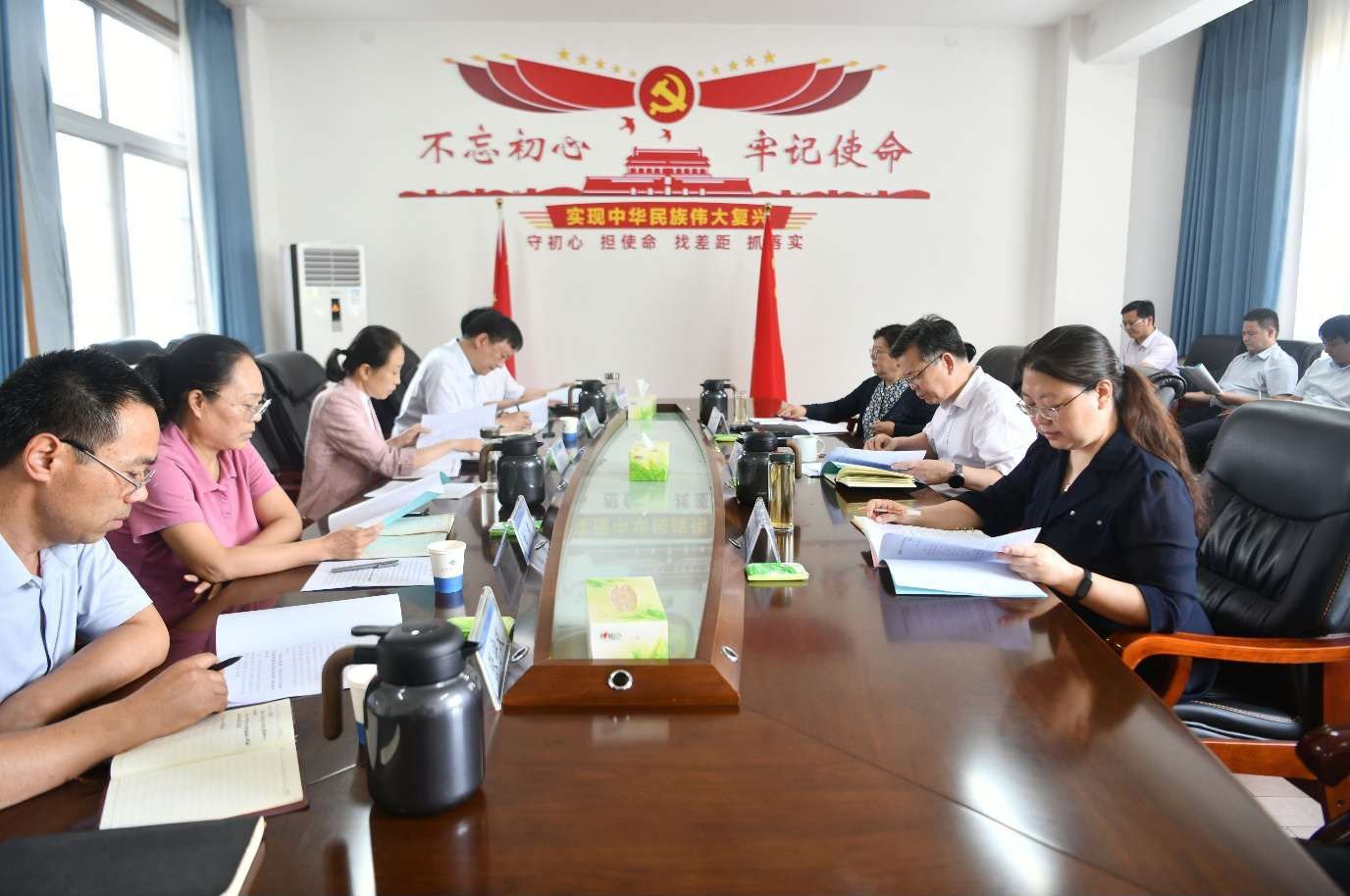 校党委理论学习中心组专题学习研讨深入贯彻中央八项规定精神的成效和经验